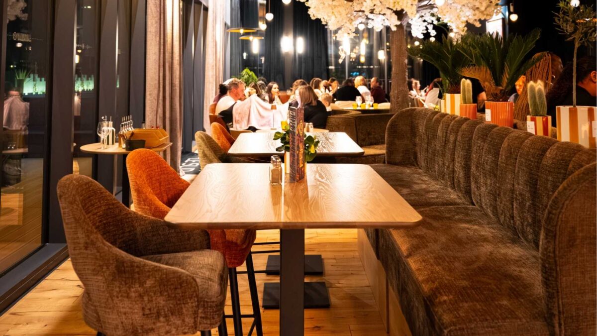 site internet restaurant en restaurant — illustration