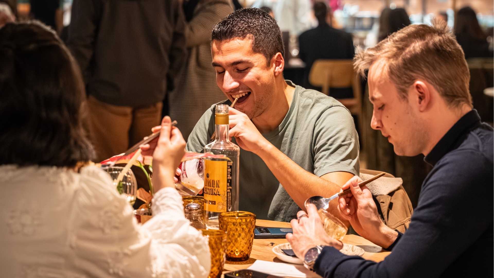 Étagère de bouteilles de vin sélectionnées dans un restaurant