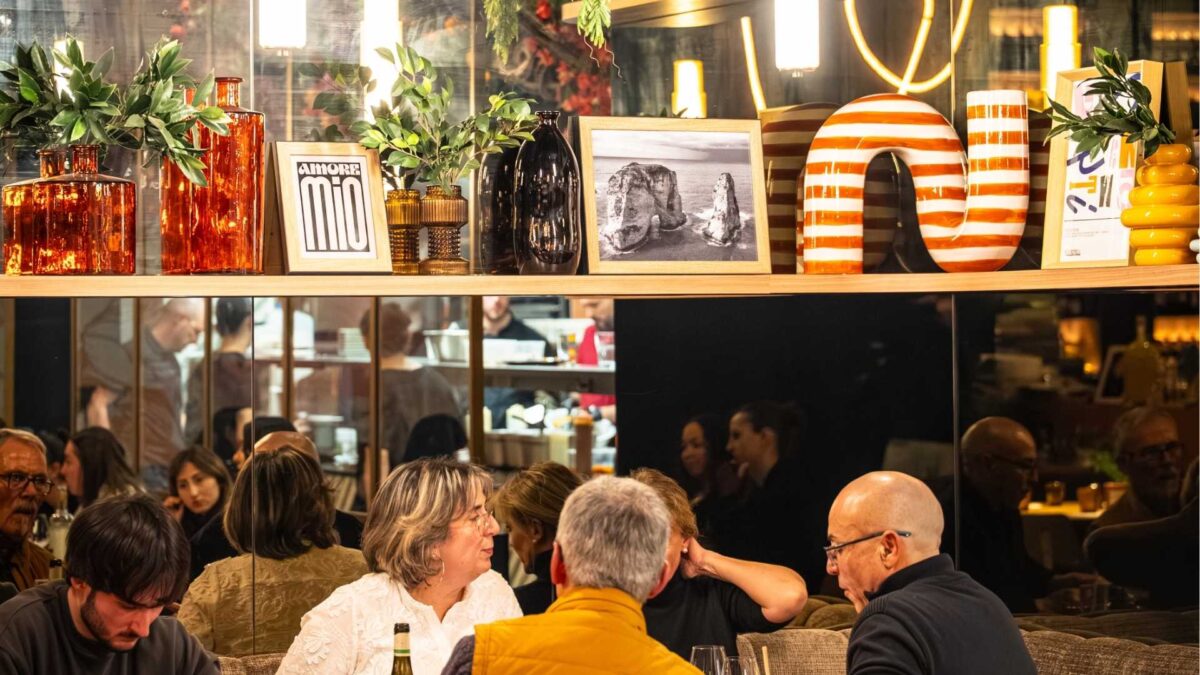 site internet restaurant en restaurant — illustration