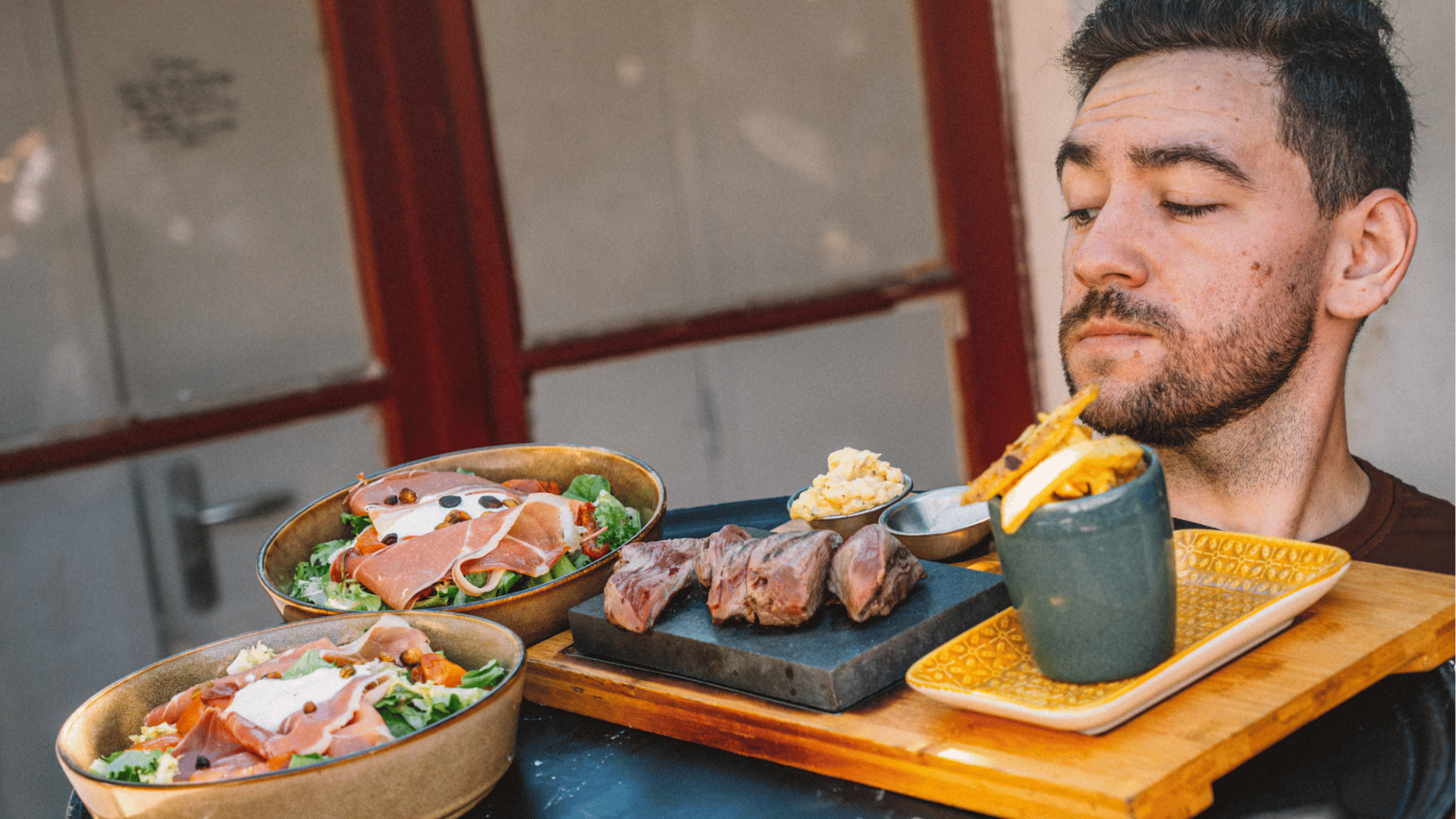 Alternative à Overfull : restaurant français en plein service, l'équipe en salle