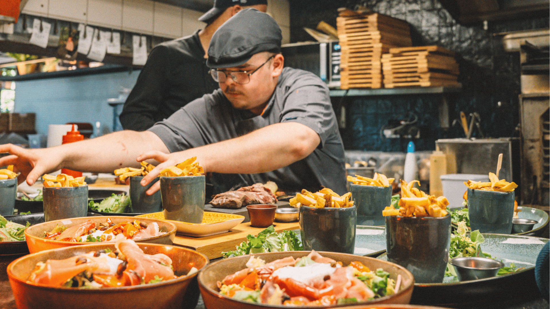 Restaurateur français échangeant avec un support local et humain