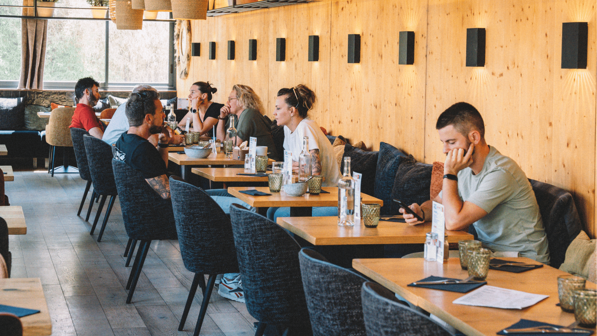 Alternative OpenTable : salle de restaurant français gérée sans commission avec Kouver