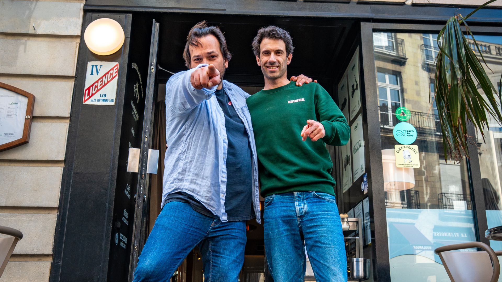 Équipe de restaurant accueillant des clients réservés en direct