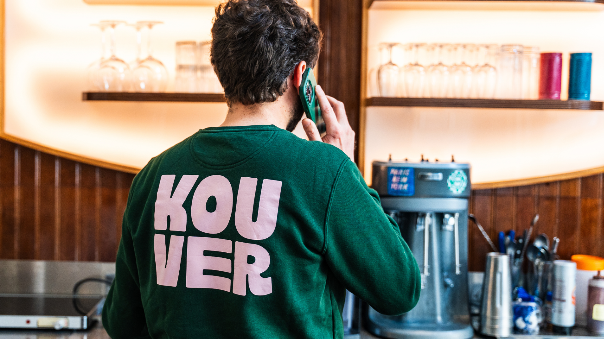 Clientèle locale et habitués dans un restaurant de quartier français