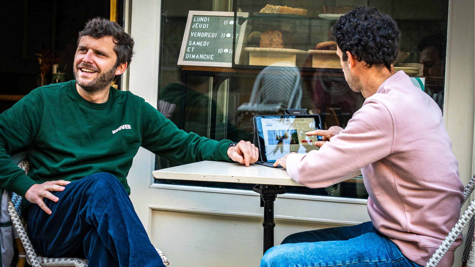 Table de restaurant dressée, prête à accueillir des clients réservés en ligne