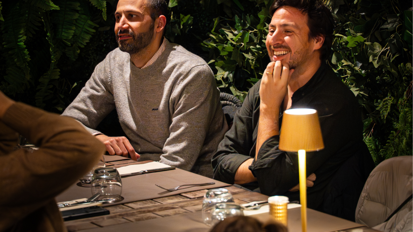 Alternative à Guestonline : salle de restaurant français prête pour le service du soir