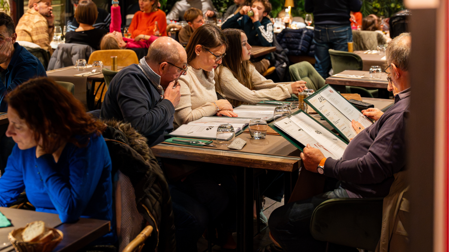 Carnet de réservations numérique ouvert sur le comptoir d'un restaurant