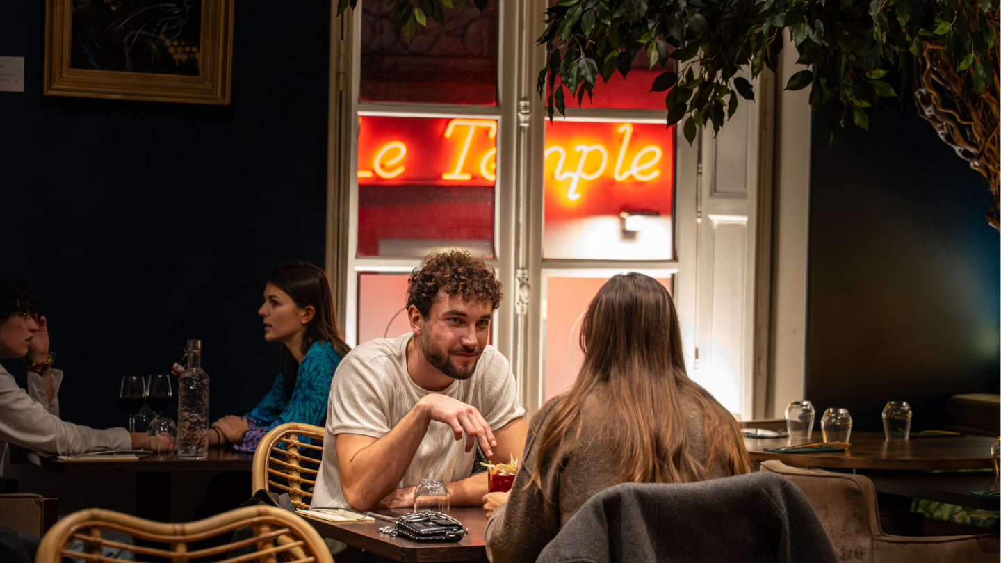 Restauratrice au téléphone avec son prestataire pendant le service