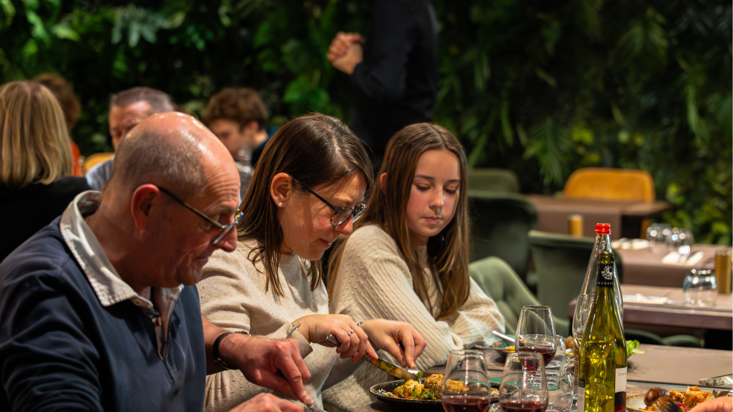 Clients fidèles attablés dans un restaurant en semaine grâce à une communication ciblée