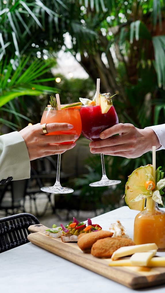 Cocktail sans alcool servi sous les palmiers