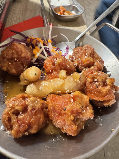 Bibimbap et accompagnements servis à Nantes