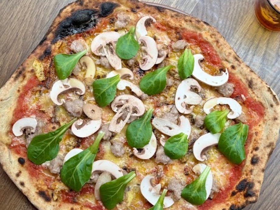 Pizza aux champignons et mâche de la Pizzeria Agapè à Nantes
