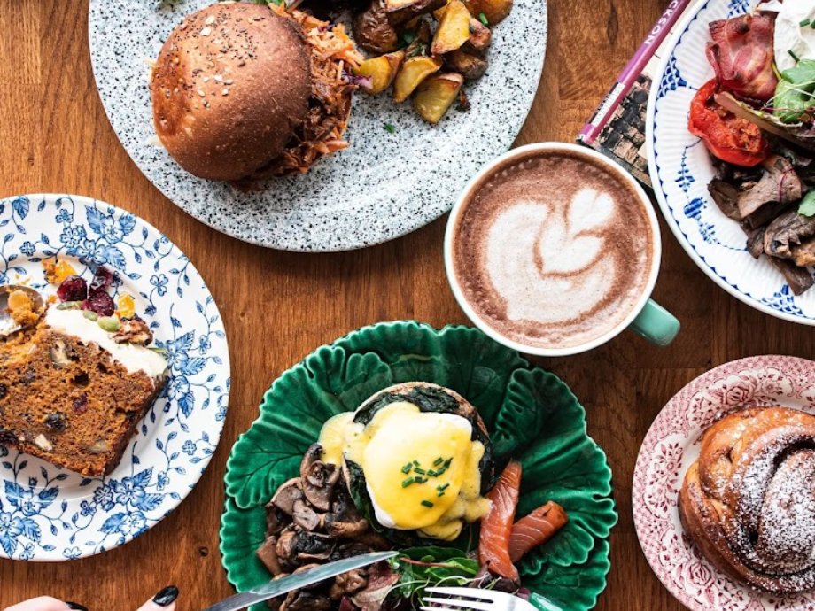 Brunch, œufs bénédicte et cake maison de Billie à Nantes