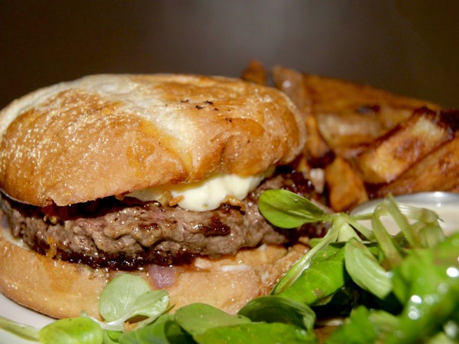 Burger et frites maison de La Cabane du Bouffay à Nantes