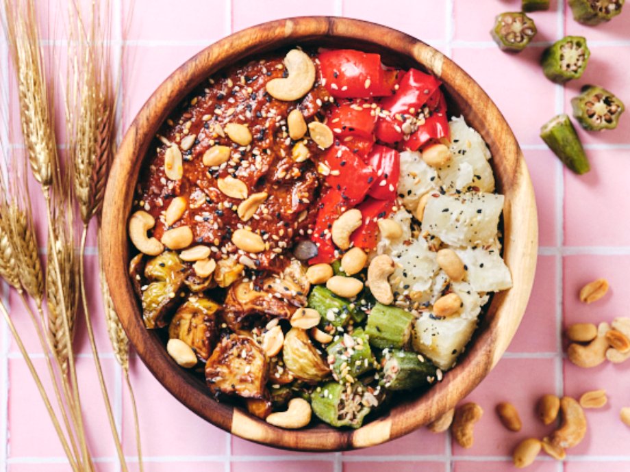 Bowl africain aux gombos et cacahuètes de Djaam à Nantes
