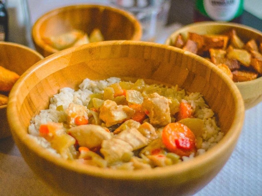 Bowl de poulet, riz et alloco de Domoro à Nantes