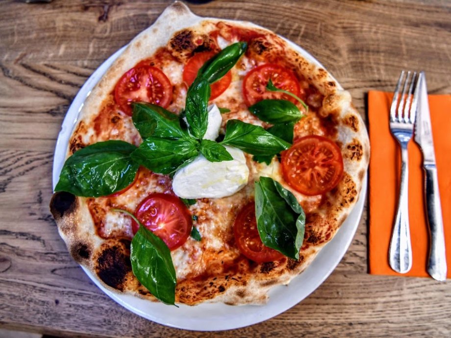 Pizza tomates, burrata et basilic de La Banque à Nantes