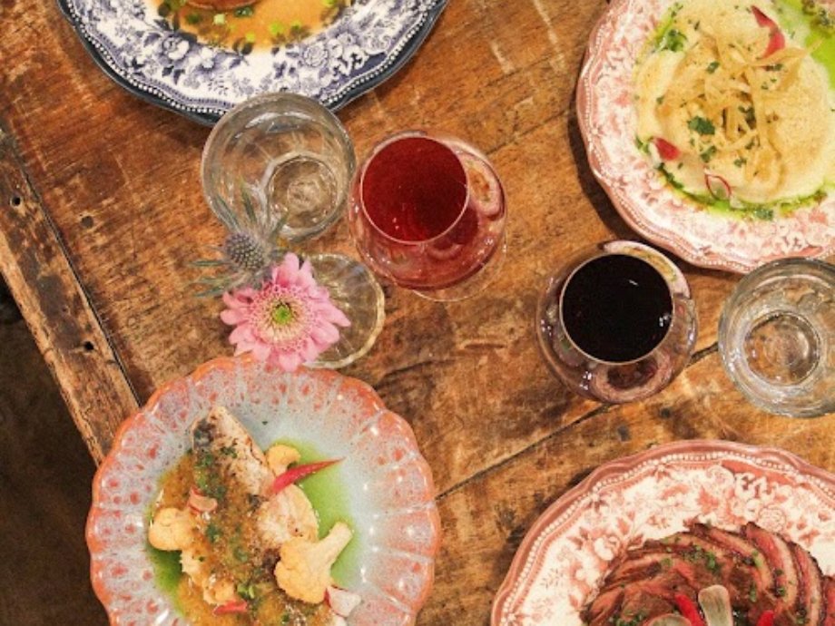 Table garnie de plats et de vins chez Lamiral à Nantes