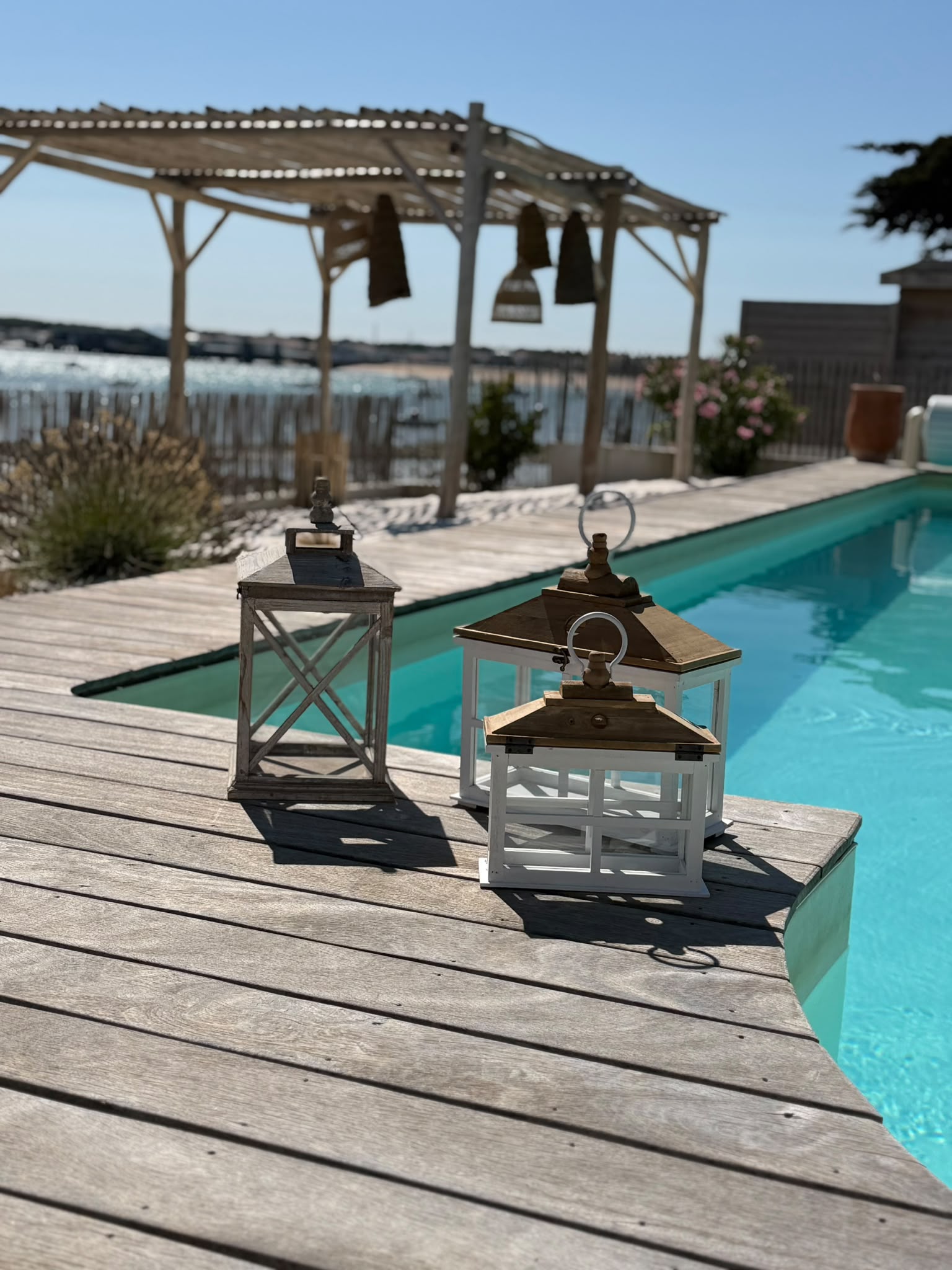 Terrasse et piscine de L'Authentique à Barbâtre