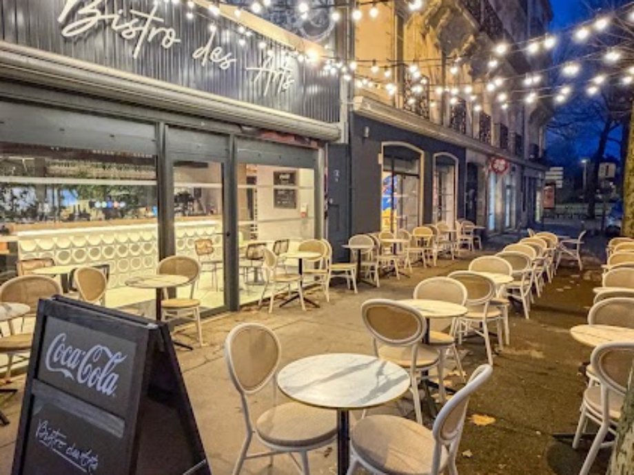 Terrasse et façade du B'Arts à Nantes