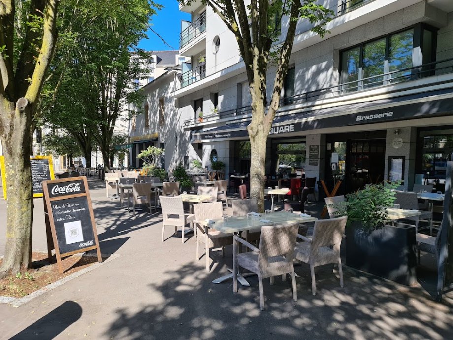 Terrasse ombragée de la Brasserie Le Square à Nantes