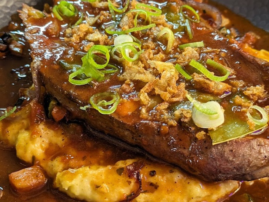Pièce de viande en sauce et purée de Marietta à Nantes