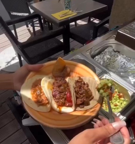 Assiette de tacos garnis au buffet de Tierra Maya à Nantes